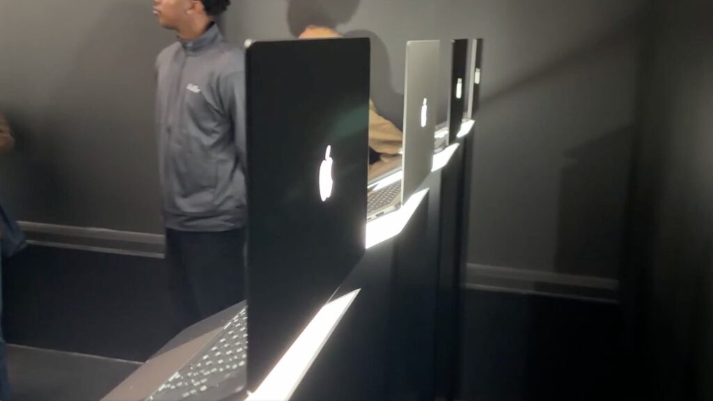 Its-back-The-glowing-Apple-logo-is-finally-back.jpg
