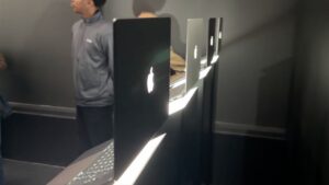 Its-back-The-glowing-Apple-logo-is-finally-back.jpg