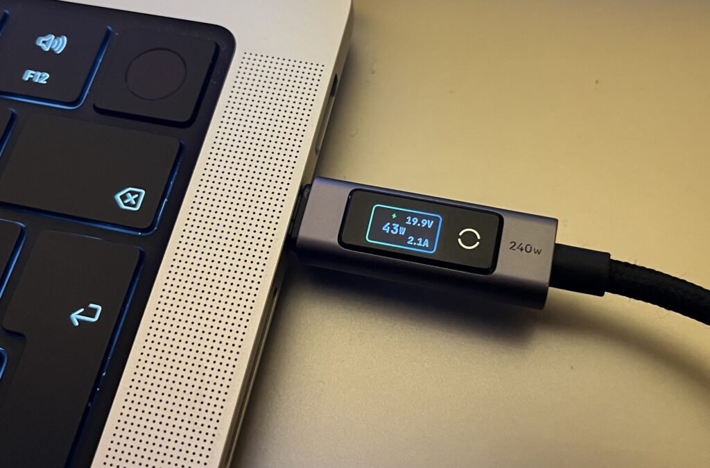 Practical-with-the-Ugreen-USB-C-cable-with-display-and-touch.jpeg