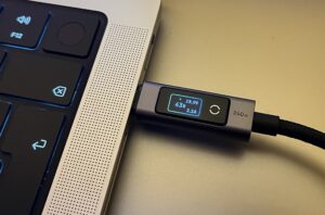 Practical-with-the-Ugreen-USB-C-cable-with-display-and-touch.jpeg