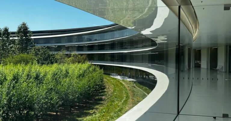 Russia-now-requires-Apple-to-archive-user-communications-and-hand.jpg