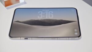 The-iPhone-Duos-internal-display-has-an-easily-replaceable-top.jpg