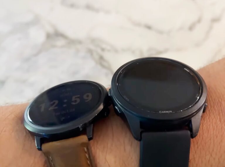 The-ultra-thin-Pebble-Round-2-with-MiP-display-compares-to.jpg